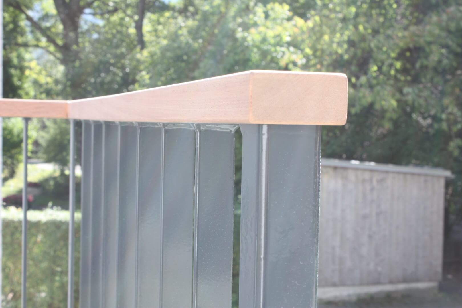 Staketengeländer mit Holzhandlauf