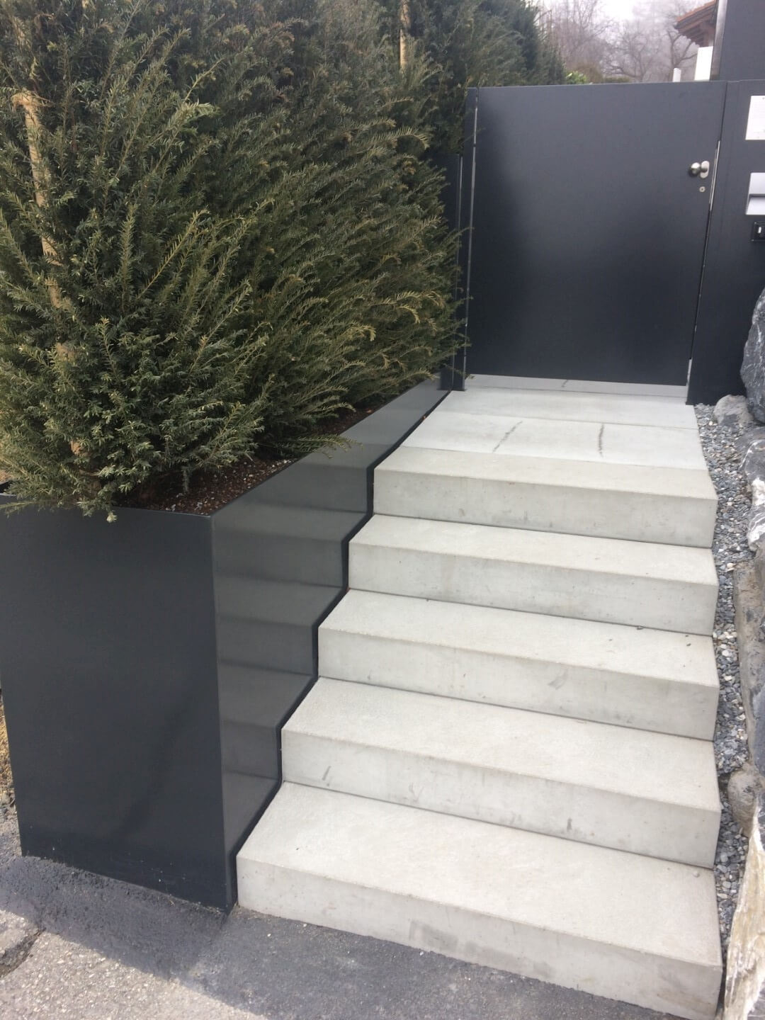 Gartentüre und Stahltopf
