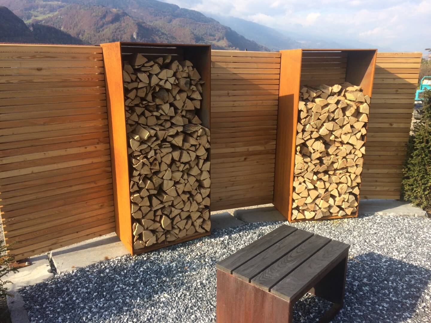 Holzlager und Sichtschutzwand